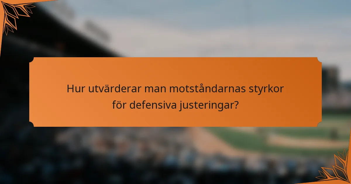 Hur utvärderar man motståndarnas styrkor för defensiva justeringar?